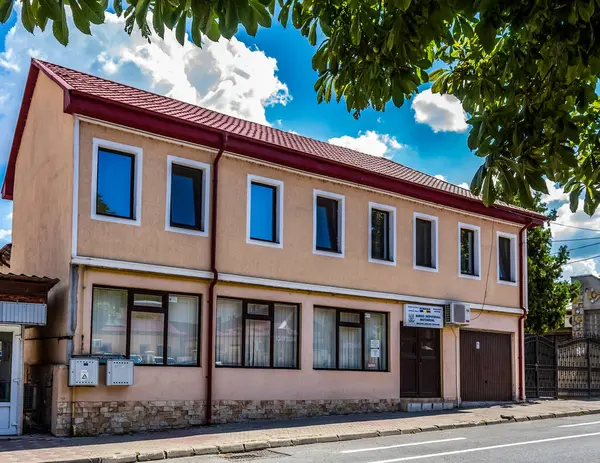 190 'ların büyük bir sayısına sahip bir bina. Penceresi olan bir bina.