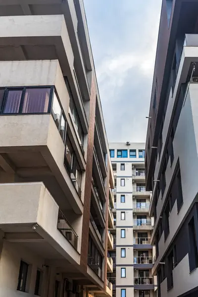 Balkonları olan modern apartman dairesi..