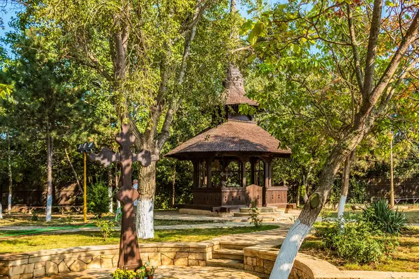 Şehirdeki küçük bir kilisenin güzel manzarası.