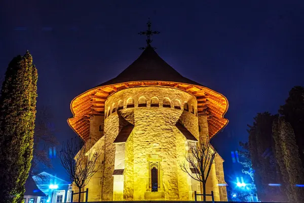 Gecenin içinde Kutsal Meryem Kilisesi