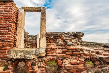 Eski Segostopol, Kırım 'daki Aziz Nicholas Kilisesi' nin eski tuğla kalıntıları..