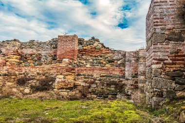 Şehir harabeleri olan eski taş duvar.