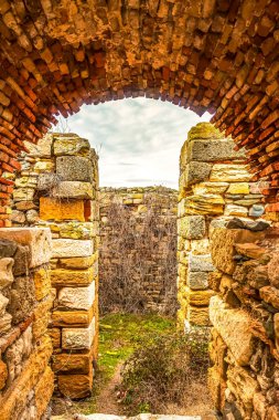 Parktaki eski tuğla bina.