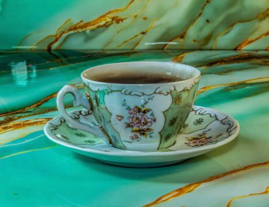 Mermer masada bir fincan kahve, çay ve şeker..