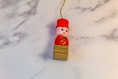 Ahşap arka planda Noel süslemeleri