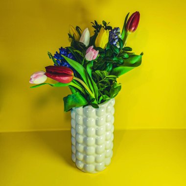 Vazoda renkli bahar çiçekleri