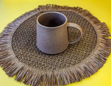 Kahve fincanı ve kahve masanın üstünde.