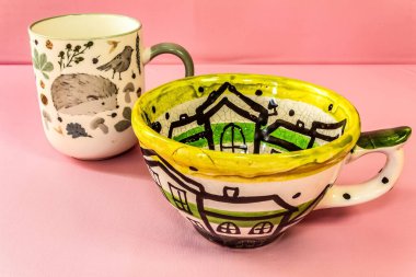 seramik seramik bardak, kahve fincanı desenli, fincanlı çay fincanı, çay fincanı ve odak noktasındaki eski bir masanın üzerinde bir fincan.