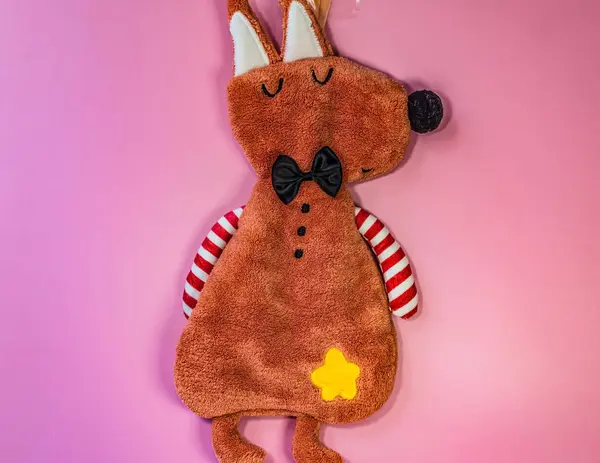 Oyuncak ve geyikli Noel ağacı süslemesi