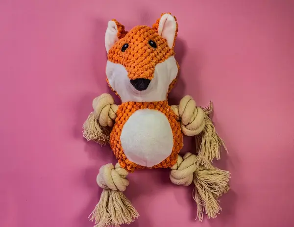 Beyaz arka planda oyuncak köpek.