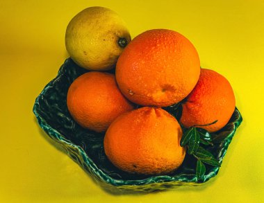 Taze turuncu ve sarı portakallar kasede