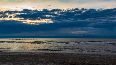 Sahilde güzel bir gün batımı