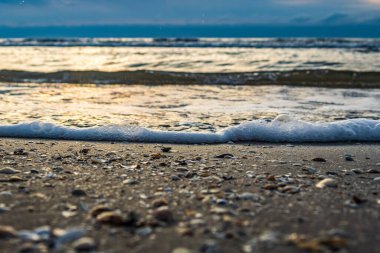 Deniz kıyısındaki dalgaların güzel manzarası.
