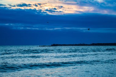 Denizde güzel bir gün batımı. Doğa arkaplanı