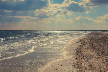Kumlu sahil ve Baltık denizinde dalgalar