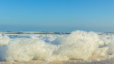 Akşamları kumsalda buz kristalleri