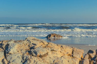 Güzel deniz dalgaları ve kum