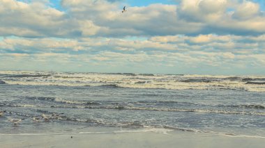 Deniz dalgaları ve gökyüzündeki bulutlar