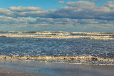 Baltık Denizi üzerinde deniz ve bulutlar.