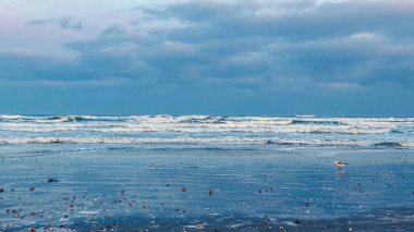 Güzel deniz manzaralı bulutlu bir gün