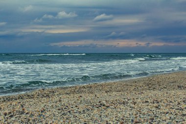 Denizin üzerinde güzel bir gün batımı