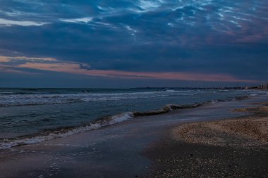 Denizin üzerinde güzel bir gün batımı. doğa arkaplanı.