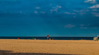 Bulutlu bir günde güzel bir denizin yakın çekimi.