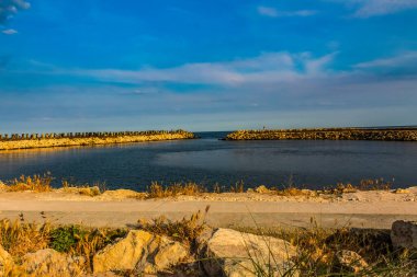 Denizin üzerinde güzel bir gün batımı
