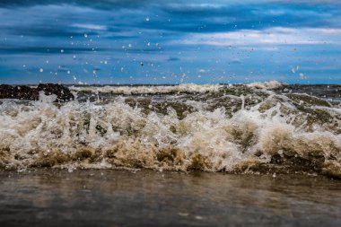 Fırtına deniz kenarı.