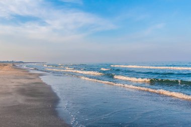 Baltık deniz plajı, sabah gökyüzü, Baltık denizi, Letonya.