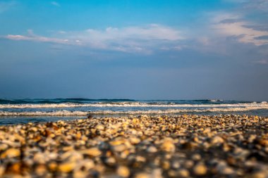 Sahilde kayalar ve deniz