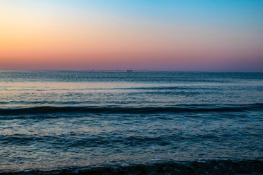Denizin üzerinde gün batımı