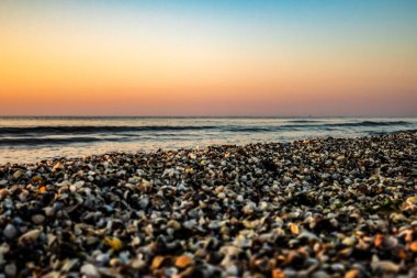 Denizin üzerinde gün batımı