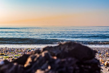 Sahildeki deniz dalgaları.