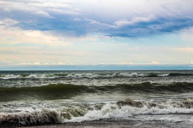 Güzel deniz dalgaları ve bulutlu gökyüzü. doğa arkaplanı.