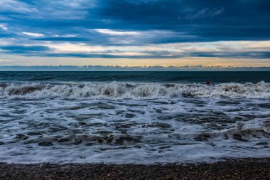Akşam ışığında deniz dalgaları, güzel deniz manzarası.