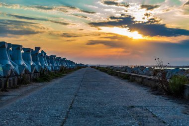 Denizin üzerinde güzel bir gün batımı