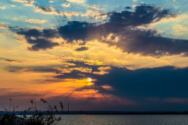 Gölün üzerinde güzel bir gün batımı