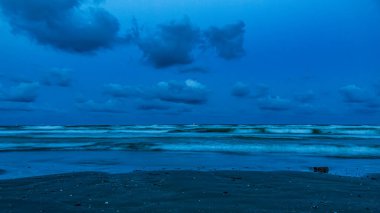 Akşamları fırtına. Deniz dalgaları denize yansıyor.