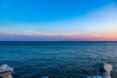 Denizin üzerinde güzel bir gün batımı