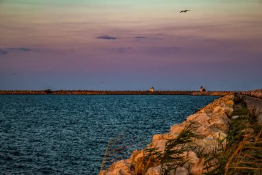 Deniz manzarası ve gün batımında deniz feneri.