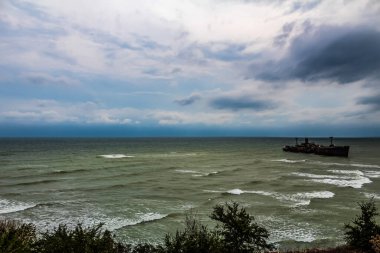 Sahilde teknesi olan güzel bir manzara.