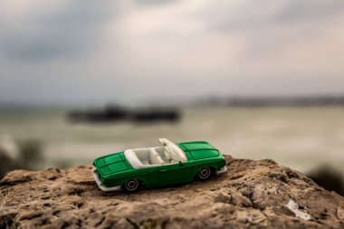 Denizdeki oyuncak araba.