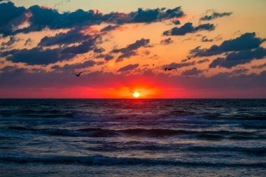 Güzel gün doğumu Baltık Denizi üzerinde Sabah