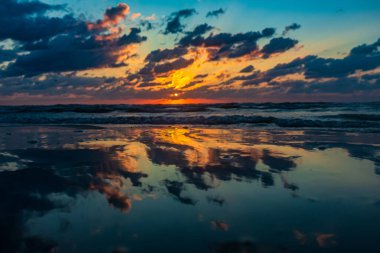 Sahilde dramatik bir gün batımı