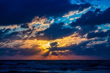 Denizin üzerinde güzel bir gün batımı