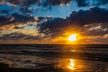 Sahilde gün batımı