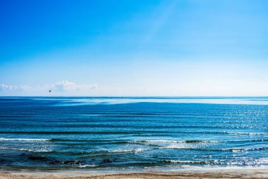 mavi gökyüzü ile güzel deniz plajı