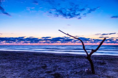 Sahilde gün batımı