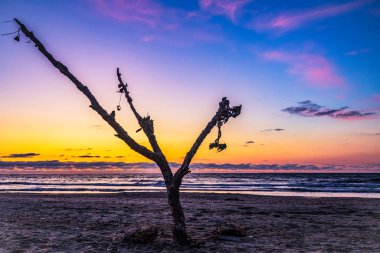 Denizin üzerinde gün batımı
